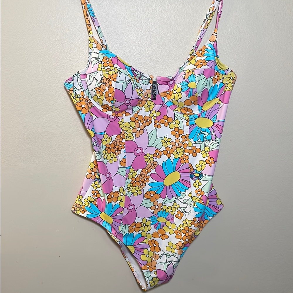 VETCHY Montego Underwire Floral Swimsuit - with Removable Belt - Picture 8 of 14